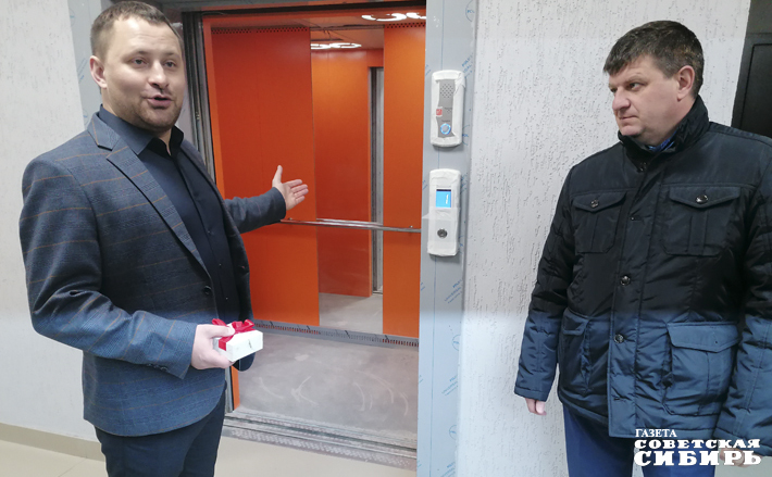 При поддержке регионального минстроя было закуплено и лифтовое оборудование: дом красно-оранжевый, и жильцы заказали оранжевые лифты в цвет своего дома. «Потому что хочется, чтобы жилье было достойным». Фото: Светлана Фролова