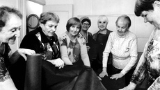 С начала освободительной кампании в Донбассе некоторые комитеты «Детей войны» присоединились к первичным районным ветеранским организациям, оказывающим помощь бойцам СВО. Пожилые люди участвуют в волонтерском движении по мере своих сил. В селе Криводановка Новосибирского района комитет «Детей войны» возглавляет Валентина Дементьева. Она рассказала, что члены организации плетут маскировочные сети, изготавливают «сухой душ» и окопные свечи. Фото предоставлено НООВО «Дети войны»