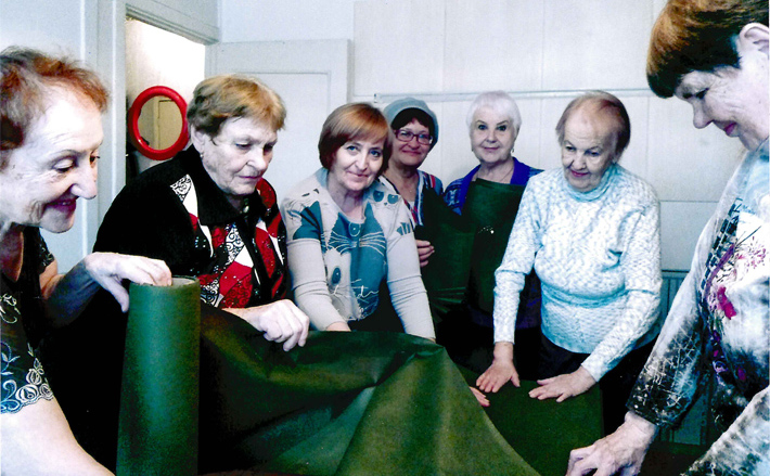 С начала освободительной кампании в Донбассе некоторые комитеты «Детей войны» присоединились к первичным районным ветеранским организациям, оказывающим помощь бойцам СВО. Пожилые люди участвуют в волонтерском движении по мере своих сил. В селе Криводановка Новосибирского района комитет «Детей войны» возглавляет Валентина Дементьева. Она рассказала, что члены организации плетут маскировочные сети, изготавливают «сухой душ» и окопные свечи. Фото предоставлено НООВО «Дети войны»