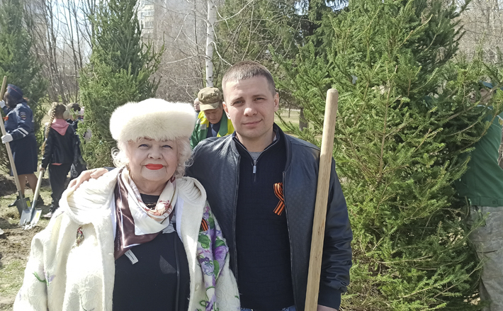 Павел Горшков и жительница Первомайки Людмила Стенькина, которая в 2006 году была одним из инициаторов устройства сквера «Белый сад» на месте бывшей свалки. Фото: Владимир Долгушев
