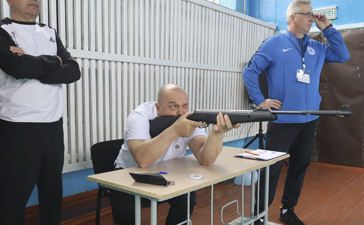 Возраст спорту не помеха: «серебряные» стрелки из Баганского района так метко кладут пули в цель, что дадут фору молодым. Фото: bagan.nso.ru