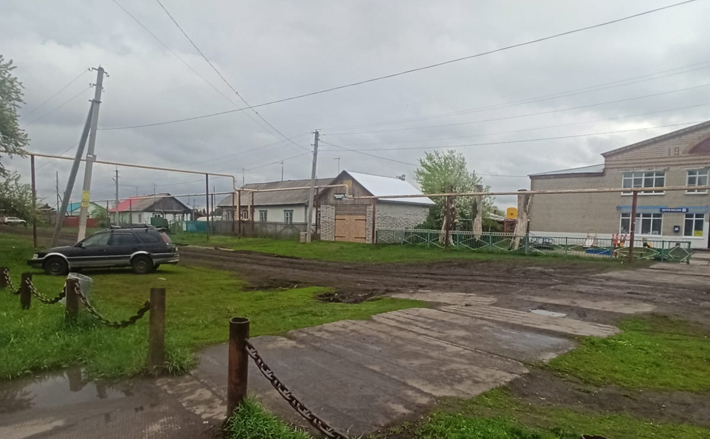 Улица Центральная в поселке Речник Коченёвского района не худшая для проезда сельская улица, ей и поддерживающего ремонта перепадает. Но разве мы не стремимся всеми силами сделать жизнь в сельских территориях благоприятней, чтобы люди хотели здесь жить, работать, растить детей? И кто сказал, что женщинам в сельской местности не хотелось бы пройтись по улице в туфельках? Фото предоставлено Николаем Вороновым