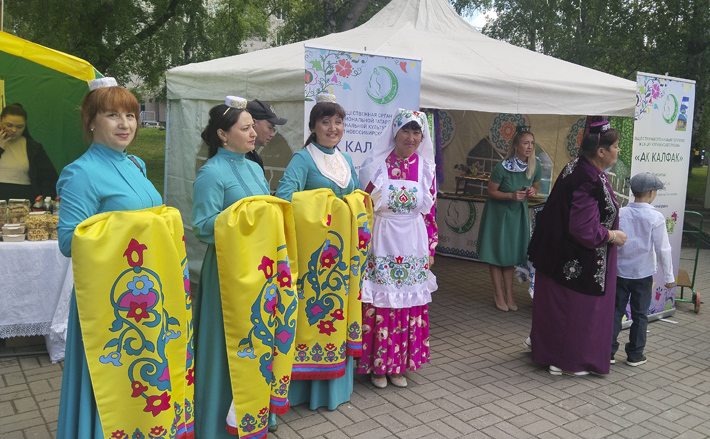 Организаторами праздника в этом году выступили министерство культуры Новосибирской области, мэрия города Новосибирска, Новосибирский областной татарский культурный центр, Региональная татарская национально-культурная автономия, министерство культуры Республики Татарстан и Всемирный конгресс татар.