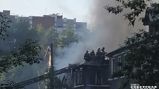 Почему они горят? Судьба бараков очевидна — под снос. Вот только последние несколько лет стала складываться «традиция», которая четко прослеживается на левом берегу: расселенные аварийки стоят в ожидании разбора… до пожара. Да, пожар, похоже, ускоряет решение проблемы: через некоторое время заезжает техника и утилизирует черные смрадные остовы. Буквально на минувших выходных загорелся недавно расселенный каменный барак, входящий в контур указанной зоны КРТ. Это уже как минимум пятый случай поджога аварийного дома в этом месте. Есть обоснованное опасение, что деревянные бараки тоже могут быть подожжены. Для жилых домов по соседству — малоприятная, да и опасная, история. Фото: Юлия Назаренко