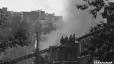 Почему они горят? Судьба бараков очевидна — под снос. Вот только последние несколько лет стала складываться «традиция», которая четко прослеживается на левом берегу: расселенные аварийки стоят в ожидании разбора… до пожара. Да, пожар, похоже, ускоряет решение проблемы: через некоторое время заезжает техника и утилизирует черные смрадные остовы. Буквально на минувших выходных загорелся недавно расселенный каменный барак, входящий в контур указанной зоны КРТ. Это уже как минимум пятый случай поджога аварийного дома в этом месте. Есть обоснованное опасение, что деревянные бараки тоже могут быть подожжены. Для жилых домов по соседству — малоприятная, да и опасная, история. Фото: Юлия Назаренко