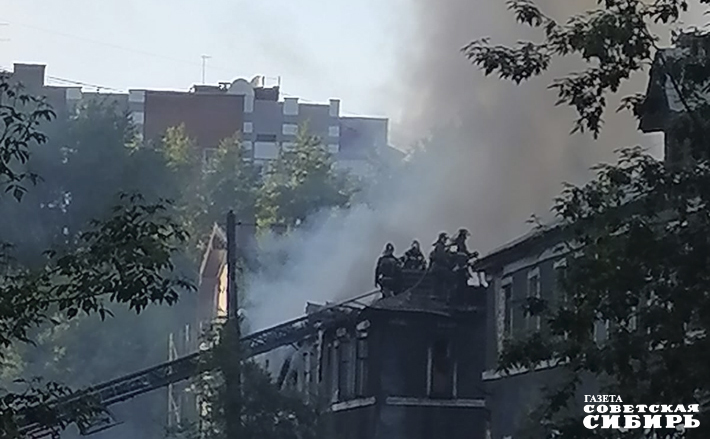 Почему они горят? Судьба бараков очевидна — под снос. Вот только последние несколько лет стала складываться «традиция», которая четко прослеживается на левом берегу: расселенные аварийки стоят в ожидании разбора… до пожара. Да, пожар, похоже, ускоряет решение проблемы: через некоторое время заезжает техника и утилизирует черные смрадные остовы. Буквально на минувших выходных загорелся недавно расселенный каменный барак, входящий в контур указанной зоны КРТ. Это уже как минимум пятый случай поджога аварийного дома в этом месте. Есть обоснованное опасение, что деревянные бараки тоже могут быть подожжены. Для жилых домов по соседству — малоприятная, да и опасная, история. Фото: Юлия Назаренко