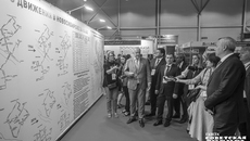 На выставке «Современный транспорт и инфраструктура», кроме иных экспонатов — например, здесь же показали совместный проект министерства цифрового развития и связи региона и ГУ МВД России по Новосибирской области — «умные» пешеходные переходы, а также региональную навигационно-информационную систему, мэрия Новосибирска продемонстрировала экспозицию, посвященную истории и перспективам развития рельсового транспорта в городе. Фото: Андрей Заржецкий