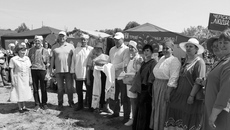 Дорогих гостей, приехавших на юбилей в село Кудельный Ключ, по старинной русской традиции встречали хлебом-солью. Фото: mcx.nso.ru