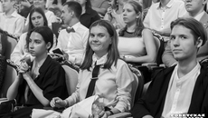 Сергей Нелюбов и Андрей Панфёров вручили стобалльникам благодарственные адреса губернатора Новосибирской области и председателя Законодательного собрания региона, а также памятные знаки «100 баллов за ЕГЭ». Фото: Андрей Заржецкий