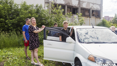 Жители Новосибирска Владимир и Екатерина Фроловы воспитывают трех сыновей-подростков. На автомобиле, купленном на средства семейного капитала, семья часто выезжает отдыхать на природу. Фото: Андрей Заржецкий