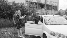 Жители Новосибирска Владимир и Екатерина Фроловы воспитывают трех сыновей-подростков. На автомобиле, купленном на средства семейного капитала, семья часто выезжает отдыхать на природу. Фото: Андрей Заржецкий