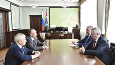 В рамках форума «#НАМЕСТАХ.РФ» состоялась встреча руководства области с депутатами Государственной думы Виктором Кидяевым и Александром Козловским. Фото: nso.ru