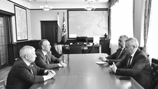 В рамках форума «#НАМЕСТАХ.РФ» состоялась встреча руководства области с депутатами Государственной думы Виктором Кидяевым и Александром Козловским. Фото: nso.ru