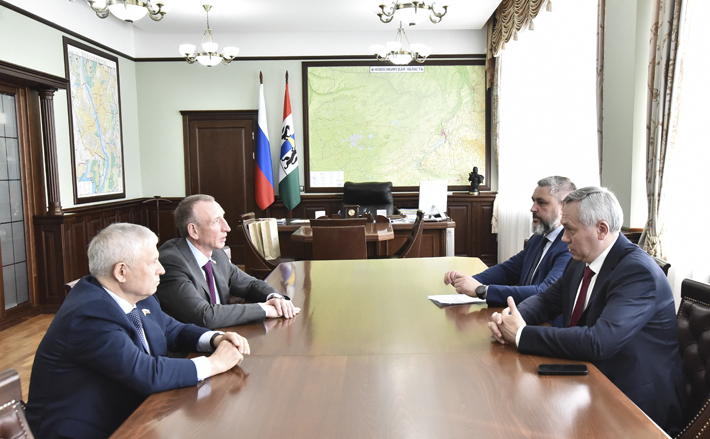 В рамках форума «#НАМЕСТАХ.РФ» состоялась встреча руководства области с депутатами Государственной думы Виктором Кидяевым и Александром Козловским. Фото: nso.ru