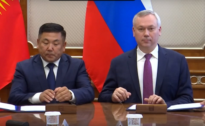 Полномочный представитель президента Киргизской Республики в Баткенской области Абдикарим Алимбаев и губернатор Новосибирской области Андрей Травников заключили соглашение о сотрудничестве и установлении побратимских связей. Фото: otstv.ru