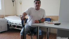 Олег Жарков попал в этот центр тоже после ранения на фронте. Реабилитация идет комплексная, в частности, у пациента проблемы с коленным суставом. Ранения он получил на направлении Кременной и штурме Серебряного лесничества. «Конечно, эффект улучшения чувствуется, потому что процедуры подходящие, отношение персонала внимательное, оборудование тут тоже современное, очень хорошо влияет на морально-физическое состояние. Это немаловажно. И немаловажно отношение, конечно, персонала: я в разных госпиталях лежал по нашей стране, но здесь самое лучшее отношение и лечение, так скажем. Сертификат оформил через администрацию: обратились, одобрили, и мы получили сертификат в течение недели», — говорит Олег Жарков. Фото: Светлана Фролова