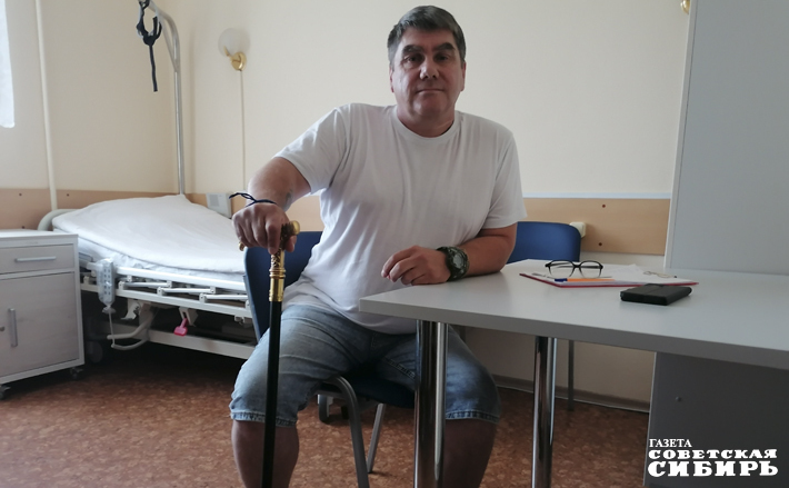 Олег Жарков попал в этот центр тоже после ранения на фронте. Реабилитация идет комплексная, в частности, у пациента проблемы с коленным суставом. Ранения он получил на направлении Кременной и штурме Серебряного лесничества. «Конечно, эффект улучшения чувствуется, потому что процедуры подходящие, отношение персонала внимательное, оборудование тут тоже современное, очень хорошо влияет на морально-физическое состояние. Это немаловажно. И немаловажно отношение, конечно, персонала: я в разных госпиталях лежал по нашей стране, но здесь самое лучшее отношение и лечение, так скажем. Сертификат оформил через администрацию: обратились, одобрили, и мы получили сертификат в течение недели», — говорит Олег Жарков. Фото: Светлана Фролова