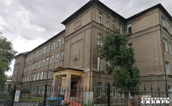 «Журавушка» представляет собой четырехэтажное здание с подвальным помещением 1938 года постройки, общей площадью 3403 квадратных метра и фактической наполняемостью 734 учащихся. Фото: Светлана Фролова