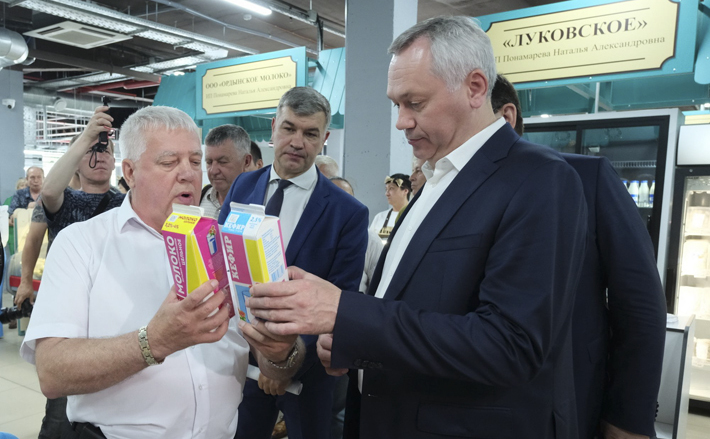 Свою продукцию товаропроизводители с удовольствием представили главе региона лично. На снимке: председатель племзавода «Ирмень» Олег Бугаков рассказал о положении дел в молочной отрасли, одним из крупнейших представителей которой является возглавляемое им хозяйство. Фото: nso.ru