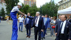 В День строителя на площади перед Сибстрином прошла интерактивная праздничная семейная программа: собравшихся развлекали аниматоры, в том числе «строители» на ходулях, певцы и музыкальные коллективы. Фото: nso.ru