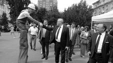 В День строителя на площади перед Сибстрином прошла интерактивная праздничная семейная программа: собравшихся развлекали аниматоры, в том числе «строители» на ходулях, певцы и музыкальные коллективы. Фото: nso.ru