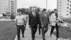 Чтобы завершить строительство жилого дома № 13, исполнительными органами государственной власти Новосибирской области совместно с органами местного самоуправления оказаны следующие меры государственной поддержки: предоставление персональных субсидий 105 гражданам на общую сумму 19,6 миллиона рублей; реализация семи масштабных инвестиционных проектов на сумму 275 миллионов рублей; предоставление субсидий на общую сумму 21,5 миллиона рублей на подключение (технологическое присоединение) к сетям водоснабжения и водоотведения, на приобретение лифтового оборудования. Фото: Андрей Заржецкий