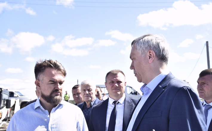 Рабочее совещание с местными властями, подрядчиками, областными законодателями, отраслевыми министрами глава региона традиционно проводит на месте событий — на объекте строи­тельства или промплощадке. Когда все действующие лица вместе. Вопрос — ответ, проблема — решение или как минимум задание найти алгоритм решения. Фото: nso.ru