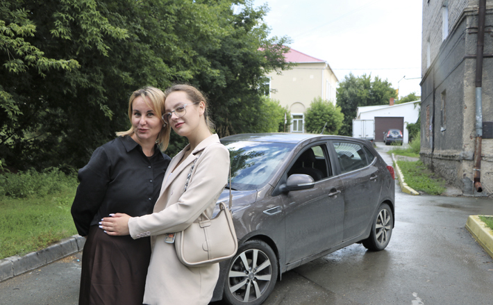 Дарья Логинова пока новичок на дороге. Помогая маме возить младших братьев в детский сад, она планирует набраться водительского опыта. Фото: mtsr.nso.ru