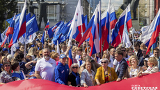 В Новосибирске, в сквере перед НОВАТом, в День флага был развернут масштабный триколор. Фото: Андрей Заржецкий