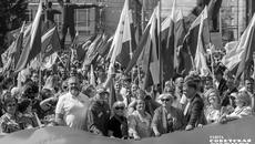 В Новосибирске, в сквере перед НОВАТом, в День флага был развернут масштабный триколор. Фото: Андрей Заржецкий