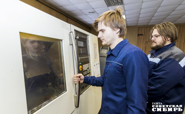 Новосибирский колледж промышленных технологий сегодня кует кадры для производства, и в первую очередь — для предприятий оборонно-промышленного комплекса. Но все ли из его выпускников дойдут до рабочих мест? Фото: Андрей Заржецкий