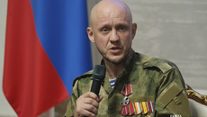 После торжественной церемонии военнослужащий Егор Светиков, награжденный орденом Мужества, взял слово, обратившись к школьникам и курсантам. В 2022 году он отправился добровольцем в зону СВО. «Родина для меня не пустой звук. Прежде всего, это моя семья, мой родной дом. Это родная природа, родной край, это мама и папа. И если Родина говорит: «Надо», я, простой русский солдат, делаю свою работу», — говорит боец. Он рассказал, что в зоне СВО его поддерживали и давали сил мысли о доме, о семье, о детях — у героя три дочки и два сына. Среди талисманов — рисунок дочери, во время одного из боев его пробило осколком. Фото: nso.ru