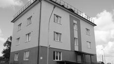 Дом в Вокзальном переулке в Барабинске, предназначенный для льготных категорий граждан, сдали в августе. Такой же дом был сдан в марте, еще один планируют ввести в эксплуатацию до конца года. /Фото: minstroy.nso.ru