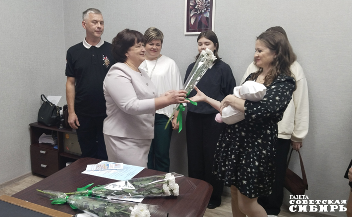 В Новосибирской области, по последним данным, более 47 тысяч многодетных семей. Чтобы получить удостоверение нового образца, им нужно подать заявление в центр социальной поддержки населения, МФЦ и на портале госуслуг. В ближайшее время все они получат и электронные удостоверения. Фото: Алёна Коврова