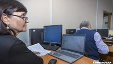 Сегодня пожилые люди учатся не столько работать на компьютере, сколько ориентироваться в цифровой среде, а это и общение в интернете, и умение не попасться на удочку кибермошенников, и многое другое. Фото: Андрей Заржецкий