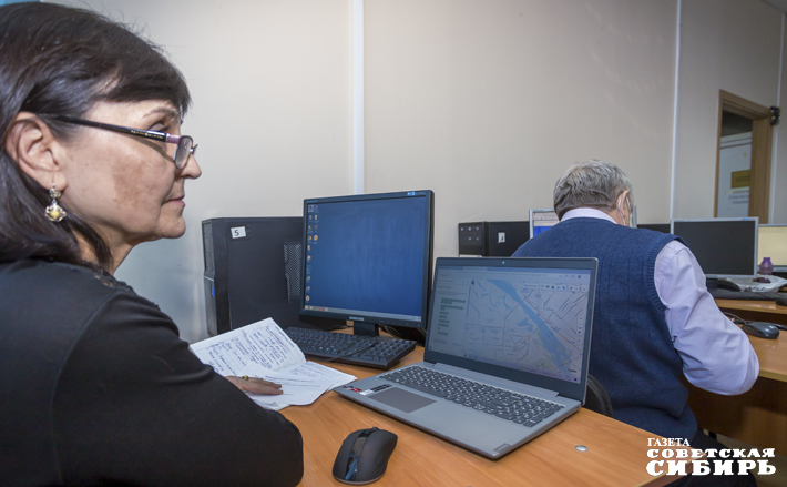 Сегодня пожилые люди учатся не столько работать на компьютере, сколько ориентироваться в цифровой среде, а это и общение в интернете, и умение не попасться на удочку кибермошенников, и многое другое. Фото: Андрей Заржецкий