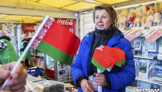 Продукция из Белоруссии пользуется спросом у жителей Новосибирской области, в регионе открываются специализированные торговые объекты по продаже белорусских товаров. На фото ниже губернатор Андрей Травников и председатель правления «Белкоопсоюза» Инесса Короткевич вместе ознакомились с ассортиментом текущей ярмарки. Фото: Андрей Заржецкий