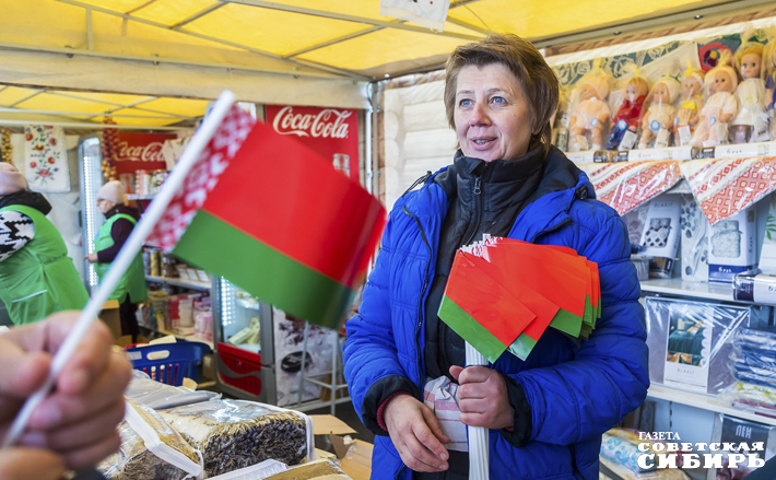 Продукция из Белоруссии пользуется спросом у жителей Новосибирской области, в регионе открываются специализированные торговые объекты по продаже белорусских товаров. На фото ниже губернатор Андрей Травников и председатель правления «Белкоопсоюза» Инесса Короткевич вместе ознакомились с ассортиментом текущей ярмарки. Фото: Андрей Заржецкий