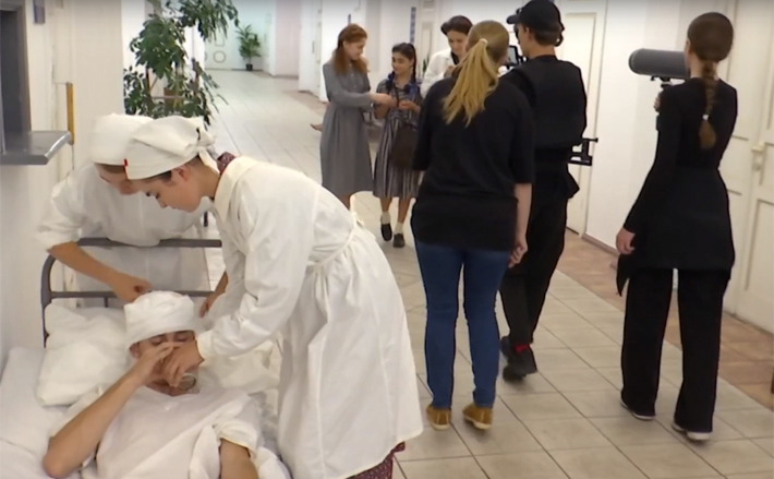 В августе в коридорах Новосибирского архитектурного университета, как и в годы Великой Отечественной войны, стояли кровати — здесь проходили съемки сцен киноальманаха «Наследники Победы». Фото: vk.com