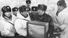 Сувенир от «Советской Сибири» — подшефной воинской части вручает главред Геннадий Аверьянов. Фото: архив ИД «Советская Сибирь»