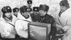 Сувенир от «Советской Сибири» — подшефной воинской части вручает главред Геннадий Аверьянов. Фото: архив ИД «Советская Сибирь»