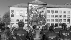 Автор мурала — художник Дмитрий Яблонский, а стоимость — около ста тысяч рублей. В Новосибирской области мурал, посвященный движению студенческих отрядов, нанесен на стену СГУПСа по адресу ул. Дуси Ковальчук, 191 (наружная стена лестничного марша № 1 лабораторного корпуса, вид на стадион университета). Фото: Андрей Заржецкий