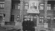 При детских домах создавались производственные хозяйства, основные работы в которых выполняли сами ребята. Партийные, комсомольские, советские организации добивались того, чтобы все воспитанники детдомов получали общее школьное образование и необходимую трудовую подготовку. Фото: личный архив Валентины Мельниковой