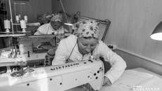 Проживающие в Успенском психоневрологическом интернате работают на швейном производстве и заодно получают навыки, полезные для жизни в обществе. Фото: Андрей Заржецкий