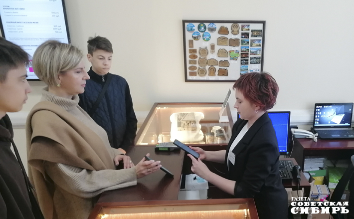 В рамках внедрения стандартов клиентоцентричности удостоверения многодетных семей теперь доступны жителям региона не только в бумажном виде, но и в электронном формате — по куар-коду — и отображаются в разделе «Семья и дети» в личном кабинете на портале госуслуг и в мобильном приложении. Фото: Светлана Фролова