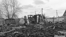 Здесь была отличная крепкая баня — сруб из лиственницы, а осталось только пепелище. За девять месяцев нынешнего года в регионе сгорело более 400 дач. Фото: Светлана Фролова