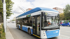 Новые троллейбусы с запасом автономного хода в 30 км, приобретенные городом при поддержке областного бюджета, позволили заметно продлить существующие маршруты. Фото: Андрей Заржецкий