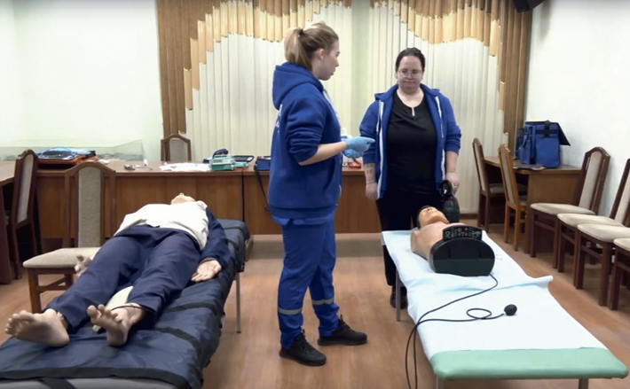 Финалисты конкурса на звание «Лучший фельдшер» демонстрируют свои практические навыки. Учитывалось знание теории и результаты работы за год. Изображение: otstv.ru