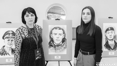 Марина Федулова: — Для меня этот проект — моя жизнь. Чтобы нести память о сыне и таких же ребятах, мы с мамами объединились. Фотограф Евгений Иванов помог, посоветовал, куда прийти со своей идеей. Я обратилась в Союз художников. Председатель Творческого союза художников Игорь Ельченко откликнулся на нашу просьбу. На разработку проекта ушло полгода. А 8 мая 2023 года в Сибирской мемориальной галерее у нас было открытие. Фото: Андрей Заржецкий