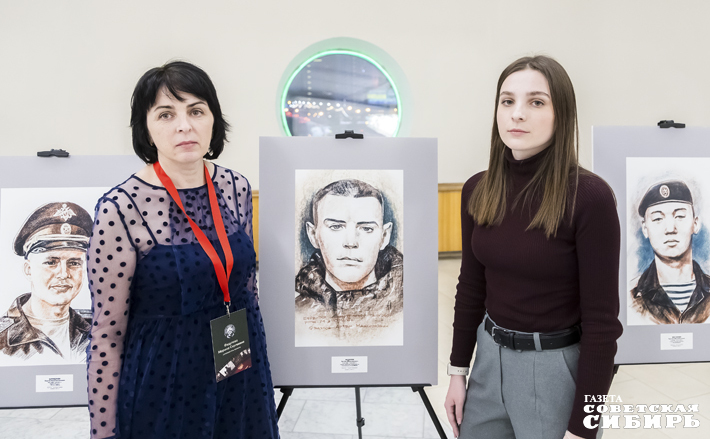 Марина Федулова: — Для меня этот проект — моя жизнь. Чтобы нести память о сыне и таких же ребятах, мы с мамами объединились. Фотограф Евгений Иванов помог, посоветовал, куда прийти со своей идеей. Я обратилась в Союз художников. Председатель Творческого союза художников Игорь Ельченко откликнулся на нашу просьбу. На разработку проекта ушло полгода. А 8 мая 2023 года в Сибирской мемориальной галерее у нас было открытие. Фото: Андрей Заржецкий